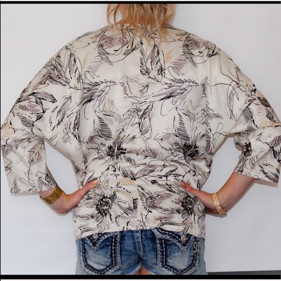 Embellished Yvos blouse has a floral design - Picture 2 of 4